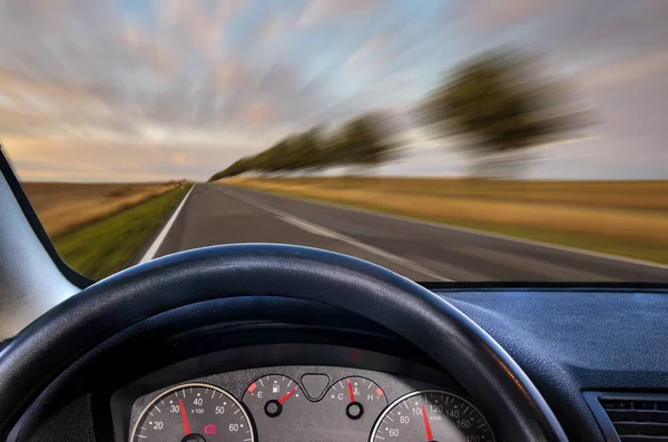 Una vista desde detrás del volante de un coche —  Fotos de Stock