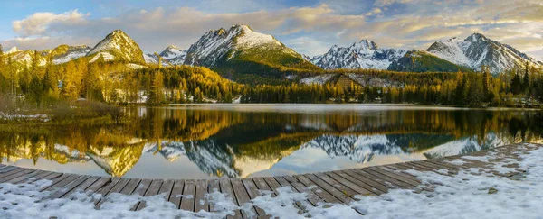 Pont givré sur le lac de montagne Strbske Pleso en Slovaquie , — Photo