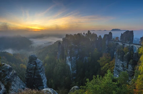 Wunderschöner, nebliger Sonnenaufgang im Sachsenpark, Blick vom — Stockfoto