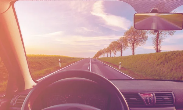 Visa från insidan av en bil som kör på en asfalterad väg, vint — Stockfoto