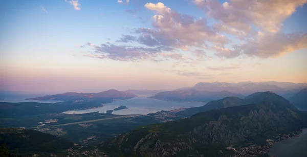 Tramonto sulla baia di Kotor in Montenegro panorama delle montagne — Foto Stock