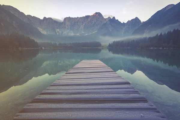 Panorama horské jezero v dopoledních hodinách v Julských Alpách — Stock fotografie