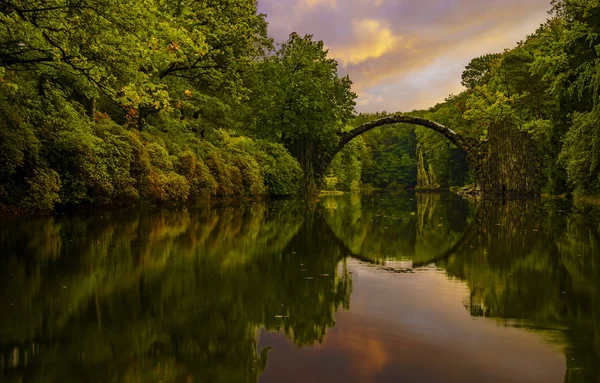 Puente del Arco en Kromlau, Sajonia, Alemania. Colorido otoño en germen — Foto de Stock