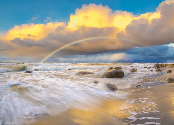 Mooie Gekleurde Storm Wolken Zee Strand Regenboog — Stockfoto