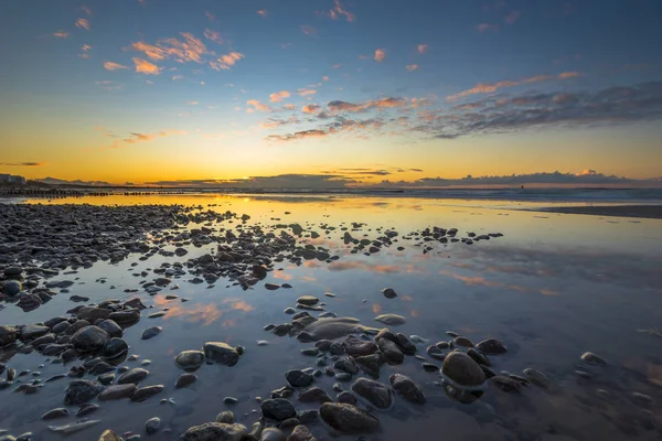 Балтійське Море Гарний Схід Сонця Кам Янисті Пляжі Після Бурі — стокове фото