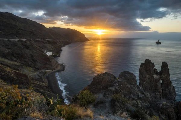 Sonnenuntergang über der felsigen Atlantikküste — Stockfoto