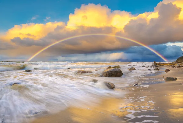 Bellissime Nuvole Tempesta Colorate Sulla Spiaggia Del Mare Arcobaleno — Foto Stock