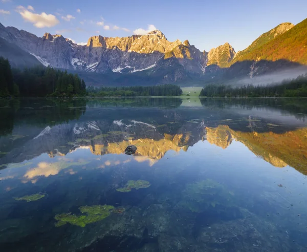 Vista panorâmica do belo inverno branco cenário país das maravilhas em t — Fotografia de Stock