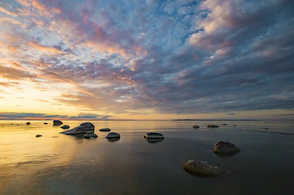 Βαλτική Θάλασσα Στο Όμορφο Sunrise Πετρώδης Παραλία Μετά Από Καταιγίδα — Φωτογραφία Αρχείου