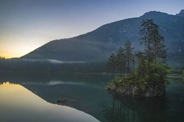 Východ slunce nad křišťálově čisté horské jezero v Julských Alpách — Stock fotografie