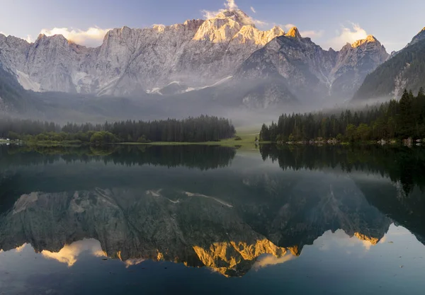 Beautiful mountain lake Laghi Di Fusine in the morning — Stock Photo, Image