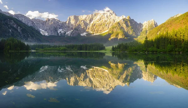 Vista panorâmica do belo inverno branco cenário país das maravilhas em t — Fotografia de Stock