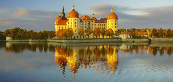 Moritzburg Castle lit by the setting sun in the autumn — Stock Photo, Image