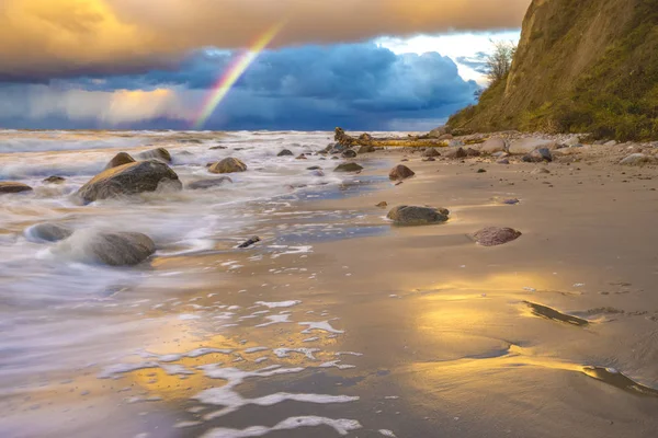 Bellissime Nuvole Tempesta Colorate Sulla Spiaggia Del Mare Arcobaleno — Foto Stock