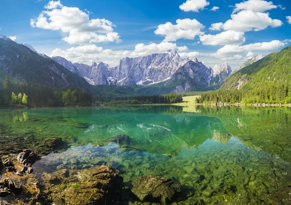 Górskie jezioro rano, Laghi di Fusine w Alpy Julijskie — Zdjęcie stockowe