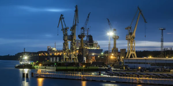 Noční snímek opravárenské loděnice v Štětín v Polsku — Stock fotografie