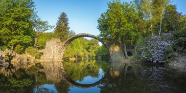 Şeytan'ın Köprüsü parkta, çiçekli rhododendr Kromlau, Almanya