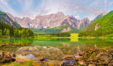 Gecenin Laghi di Fusine Julian Alps için dağ gölü