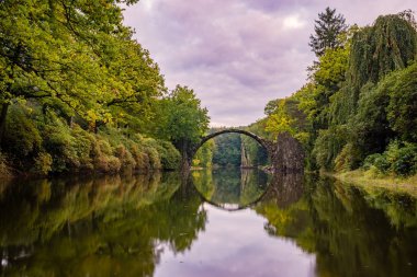 Şeytan'ın Köprüsü parkta Kromlau sonbahar, bulutlu akşam, 