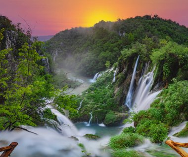 gündoğumu şelale Plitvice, Hırvatistan üzerinden
