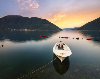 Perast, Karadağ çevre Kotor Bay üzerinde gündoğumu