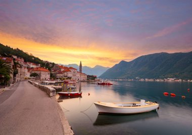 Perast, Karadağ çevre Kotor Bay üzerinde gündoğumu