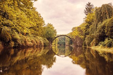 Şeytan'ın Köprüsü parkta Kromlau sonbahar, bulutlu akşam, 
