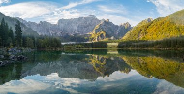 Güzel, güneşli ve sisli sabah dağ Gölü üzerinde Temmuz