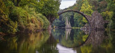 Kemer köprü Kromlau, Saksonya, Almanya. Mikrop renkli sonbahar