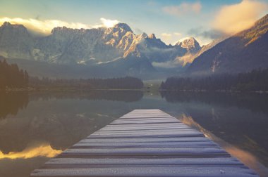 Julian Alps için sabah dağ Gölü Panoraması 