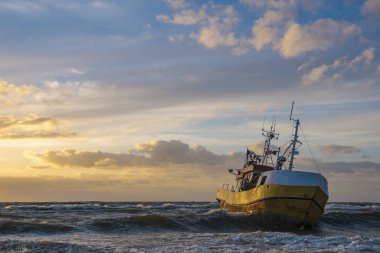 Gün batımı sırasında güzel deniz manzarası