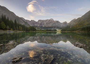 Şafak julian alps içinde dağ gölü Laghi di fusine üzerinde 