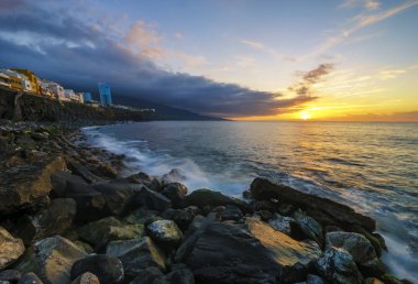 Atlantik kayalık sahil üzerinden günbatımı