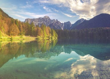 Julian Alps için kristal berraklığında dağ Gölü üzerinde gündoğumu