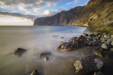 Los Gigantes, Atlantik Okyanusu, Tenerife kayalıklarla on Sunset