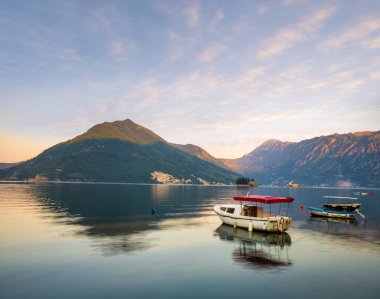 Perast, Karadağ çevre Kotor Bay üzerinde gündoğumu