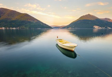 Perast, Karadağ çevre Kotor Bay üzerinde gündoğumu