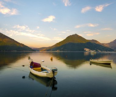 Perast, Karadağ çevre Kotor Bay üzerinde gündoğumu