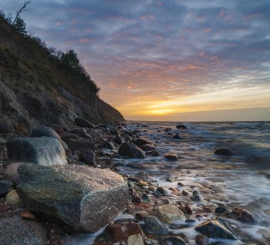 muhteşem, dinamik Wolin Milli Parkı Polonya kayalıklarla günbatımında