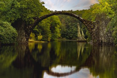 Kemer köprü Kromlau, Saksonya, Almanya. Mikrop renkli sonbahar