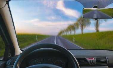 Arabadan bir asfalt yolda sürüş sırasında görüntülemek