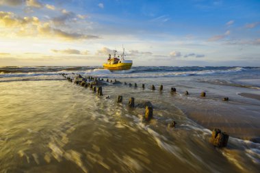 Denizde bir fırtına sırasında dalgaları ile mücadele balıkçı teknesi