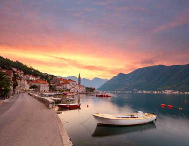 Perast, Karadağ çevre Kotor Bay üzerinde gündoğumu