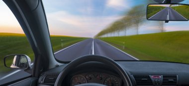 Köy yolunda seyahat araba kokpit görünümü bir