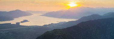 Dağları Panoraması Karadağ Kotor Körfezi üzerinden günbatımı