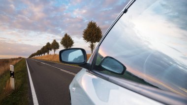 Yoldan geçen bir araba bir görünümünü