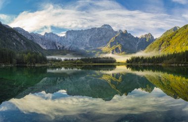 Dağ ve göl sahne görünümü