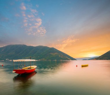 Perast, Karadağ çevre Kotor Bay üzerinde gündoğumu