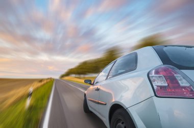 Yoldan geçen bir araba bir görünümünü