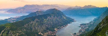 Dağları Panoraması Karadağ Kotor Körfezi üzerinden günbatımı